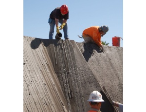  Concrete slurry was poured over the reinforced concrete retaining walls on the south plaza to create �drip walls�, a technique developed at Cosanti.