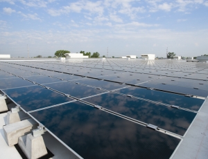 First Solar�s manufacturing plant in Mesa will have a 3-MW rooftop solar array to generate power, similar to this one atop the company�s Perrysburg, Ohio plant.
