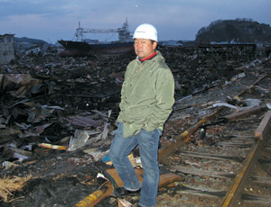  U.S. engineer Miyamoto surveys coastal damage.
