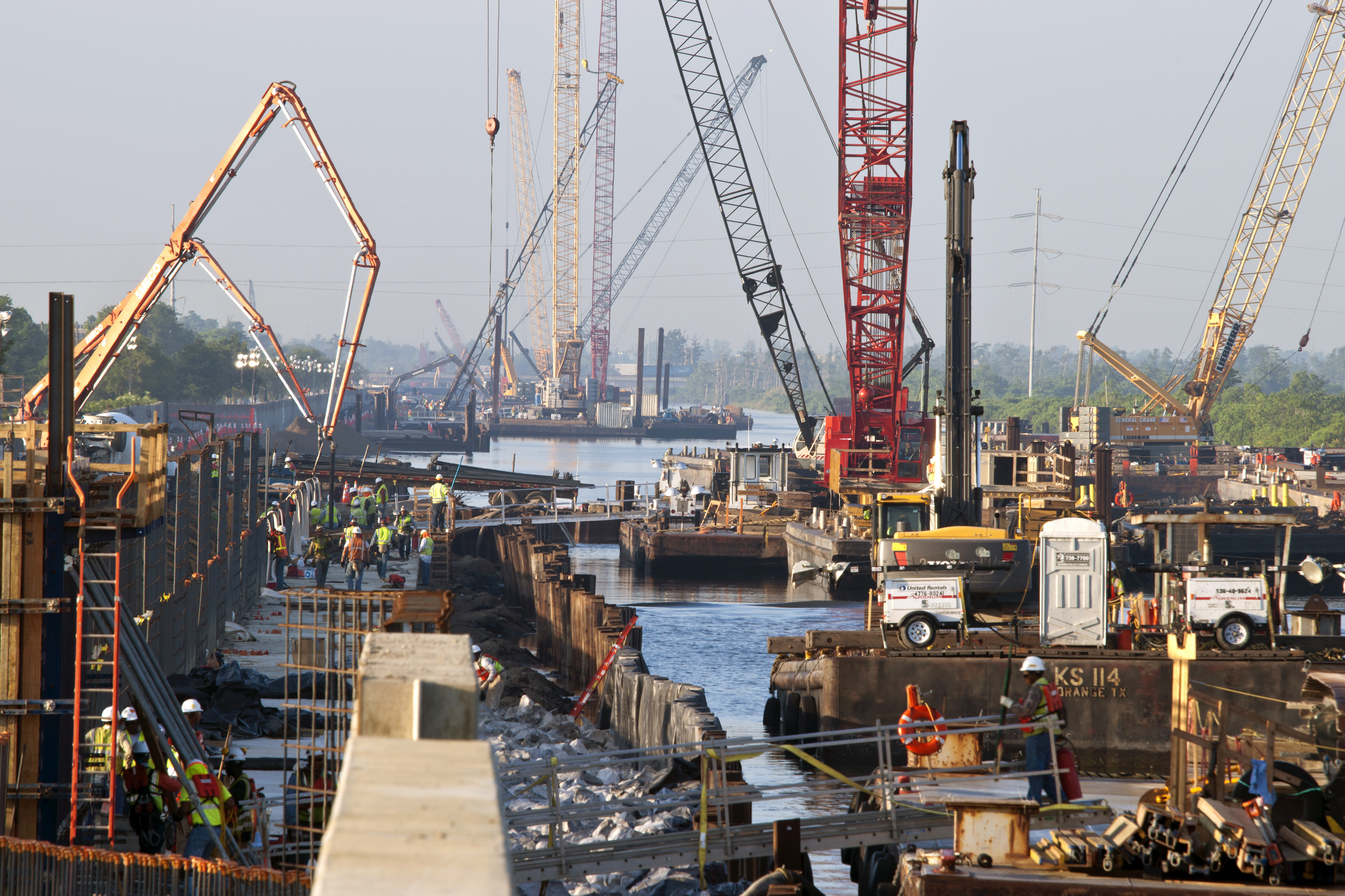 Busy day at LPV-3.2b Floodwall in New Orleans
