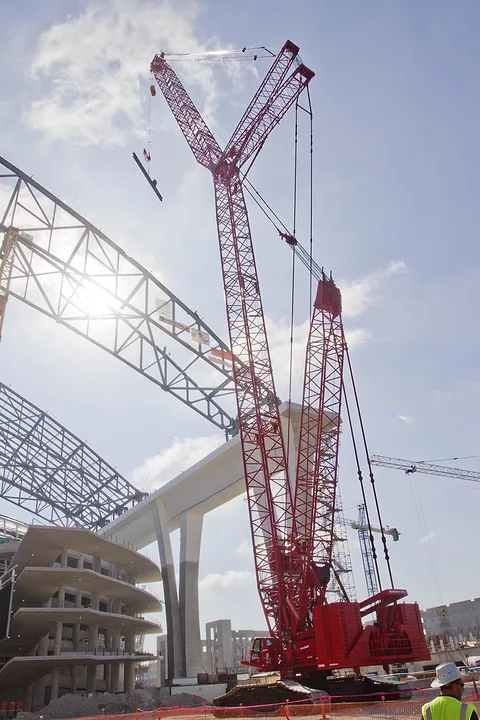 Hunt-Moss Tops Out Marlins Ballpark