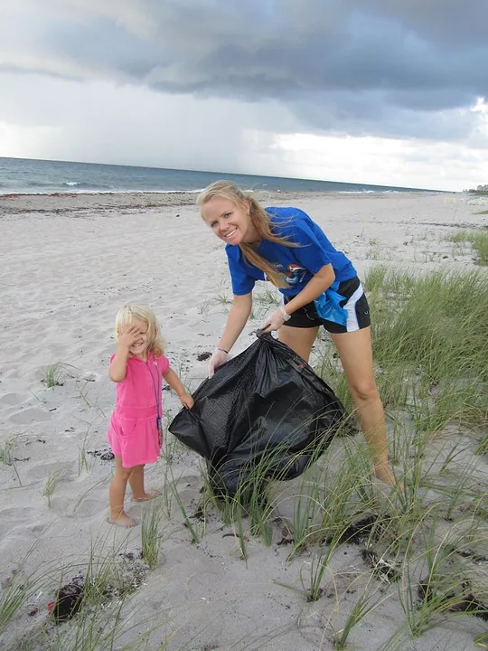 Samantha and Kelly Varnes Clean Up South Florida Beaches