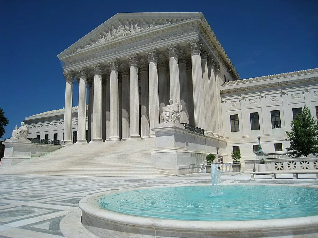 Oblique_facade_3,_US_Supreme_Court.jpg