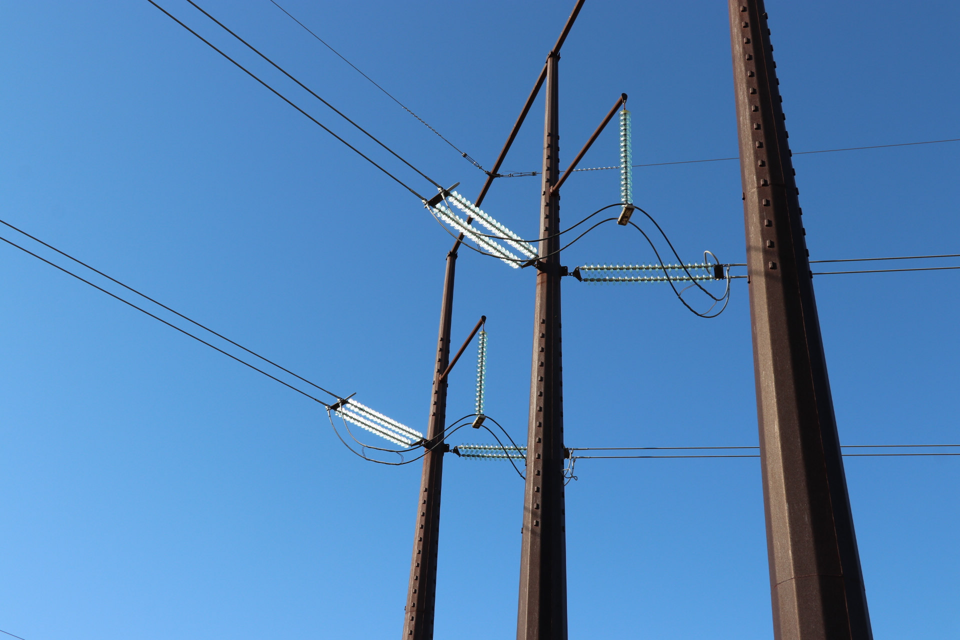 **USEMAIN.power-lines-grid-NHPublicradio DANtuohyphoto.JPG