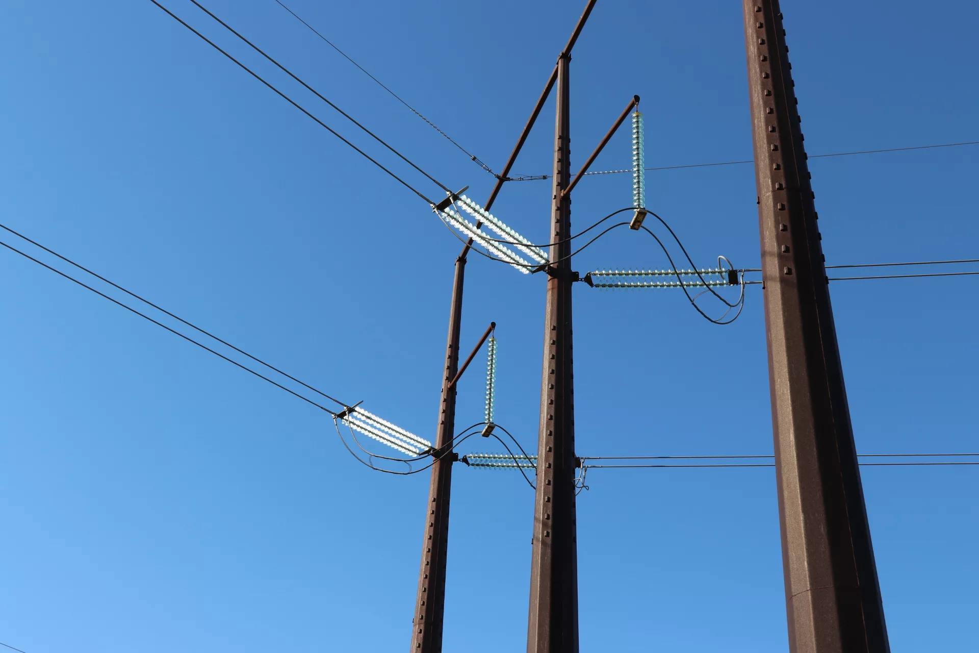 **USEMAIN.power-lines-grid-NHPublicradio DANtuohyphoto.JPG