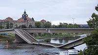 Dresden Bridge failure partial collapse.jpg Dresden Bridge failure partial collapse.jpg