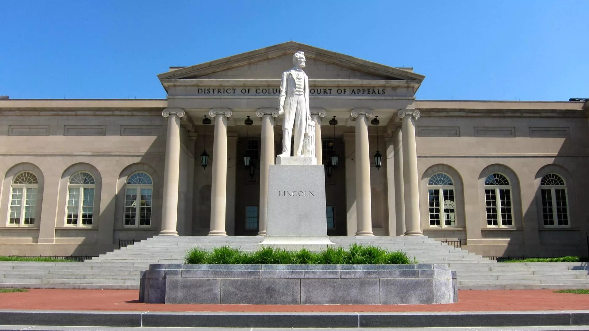 Photo shows front of the DC Court of Appeals with a statue of Abraham Lincoln in the center