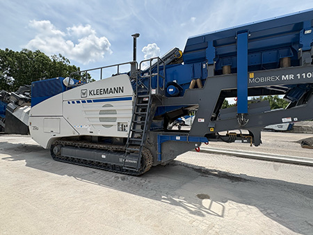 Kleemann MOBIREX MR 110 mobile impact crusher that recycles reclaimed asphalt and concrete using automated feed control technology.