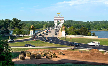  Rendering of the proposed 250-ft Monumental Arch spanning Arlington Memorial Bridge at Memorial Circle.