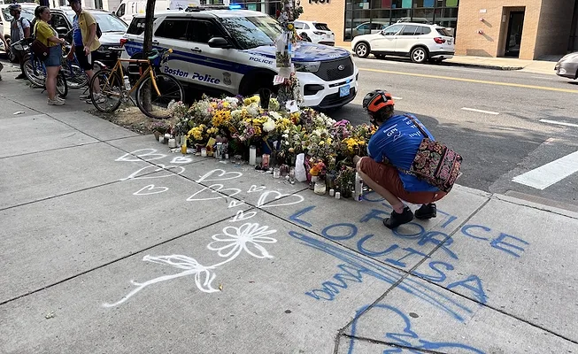 Gag Memorial 2.JPG A makeshift memorial was made for a Boston transportation planner killed in a bike crash