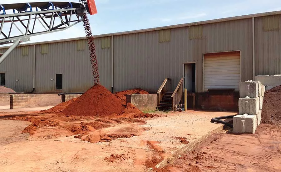 Conveyor belt streaming clay and sand