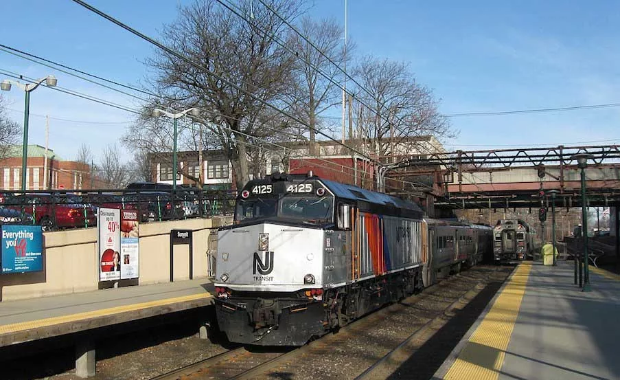 LaleveeViewpoint.NJtransittrain.jpg