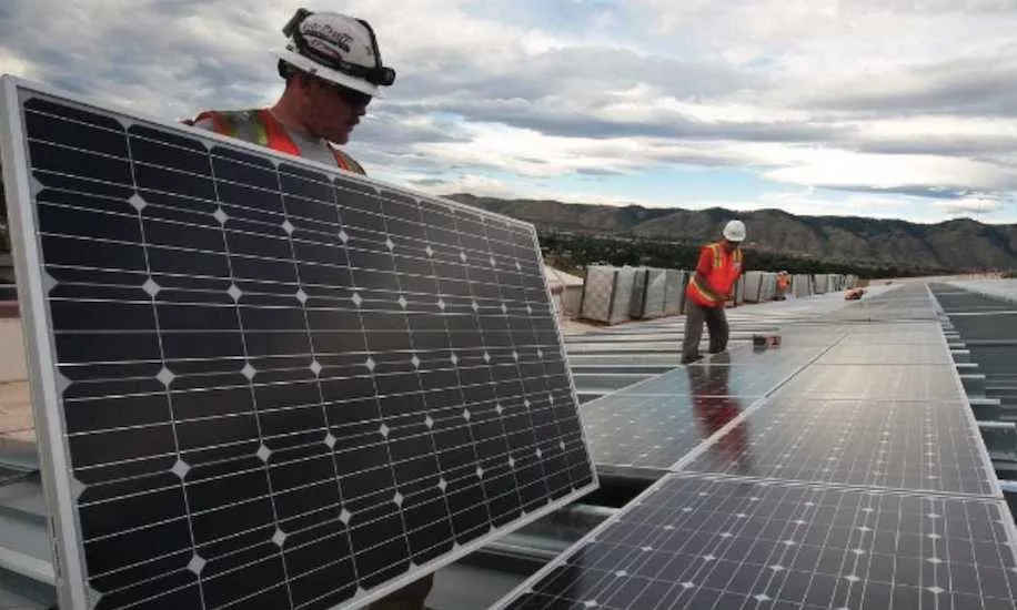 CanadaTraversbigsolarfarm.jpg
