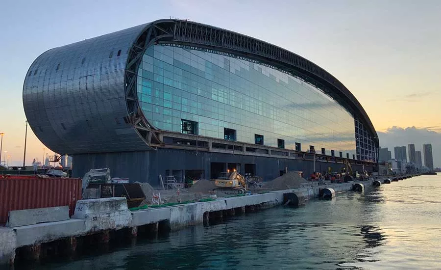 Curvilinear cruise ship terminal