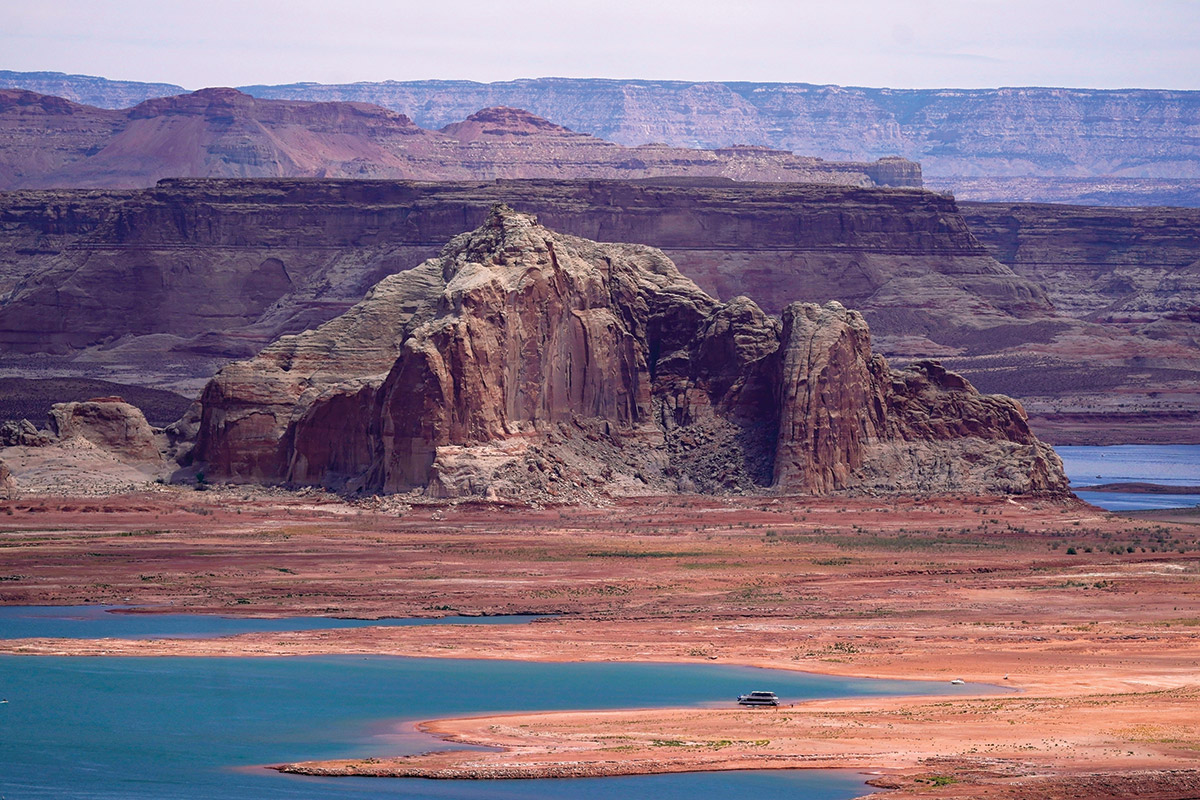 Dropping water levels at Lake Powell