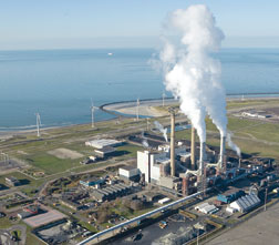 E.ON's Maasvlakte powerplant is testing a Dutch-developed CO2-capture technology.