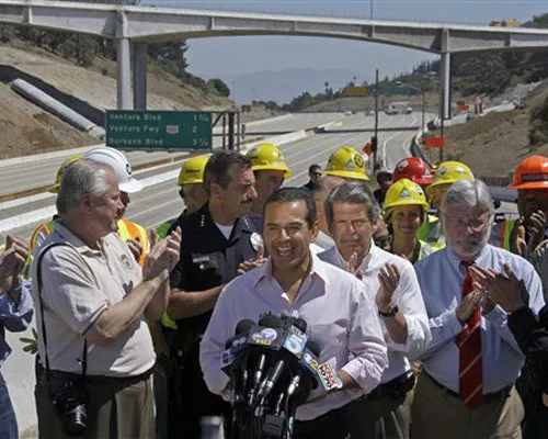 Kiewit Earns $300,000 Bonus On Quick Finish of L.A. Freeway Bridge Demolition