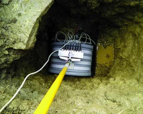 Broadband Electromagnetic Scanning Reveals The Inner Secrets of a Pressurized Sewer Line
