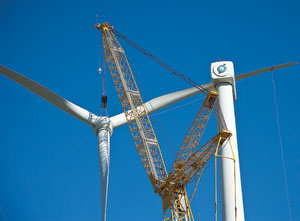 The General Electric-manufactured 1.5-mw turbines feature three-bladed rotors that are 252.6 ft long. The crane capacity allowed the contractor to make lifts despite winds that often exceeded 22 mph.