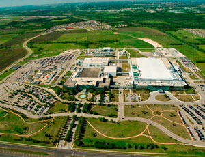 An aerial shows Samsung’s Austin campus, the company’s only semiconductor fabrication site outside South Korea. A $3.6-billion plant upgrade to build-out the second phase of the 2.3-million sq-ft complex is scheduled to be complete by end of next year.