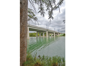The Spur 98 Bridge spanning the Guadalupe River in Kerrville was completed in August 2006, extending the spur to FM 1338. 