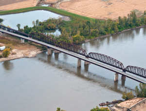 Building Bridges Large transportation projects such as the Miami and Glasgow bridge replacements in Missouri are helping to sustain Omaha-based architect/engineer HDR Inc. 