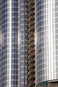 Dubai’s high winds and heat put demands on Burj Dubai’s building team.