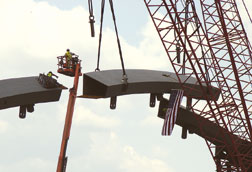 The center piece of Columbus bridge&rsquo;s arch is set in place.