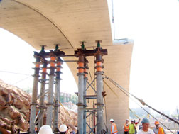 Precast arch segments were lifted into place in a one-step process, requiring one crane.