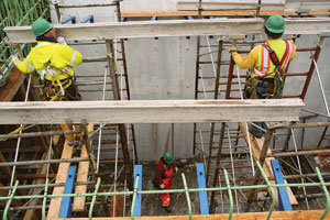 Construction workers on I-35W bridge project wore a variety of high-viz clothing, from jackets to vests.