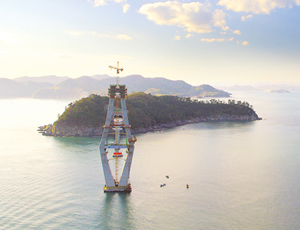 Korea&rsquo;s 8.2-km-long sea link will connect the mainland to Geoje Island through three islets.