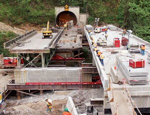 Mammoet’s system allows new span in Oregon to slide sideways into place atop new bents.