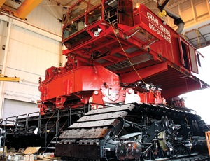 The giant crane’s lowerworks are powered by two 600-hp Cummins diesels and stand firm on four trunnion-mounted tracks. Tellock says Manitiwoc may apply its patented designs to other rigs.