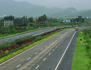 Mumbai-Pune Expressway is one of few India roads with some concrete paving