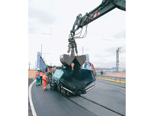 Mini Paver: Adjustable Screed Width for Narrow Paving Jobs