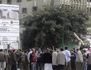  Government protestors and military personnel meet near a Tahrir Square hotel project.